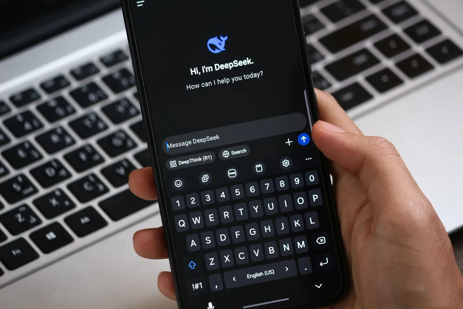 Imajen ida hatudu telemovel ho ekrán hatudu AI Mode Facebook no puzzle NYT Connections Sports Edition iha uma nia laran, ho b