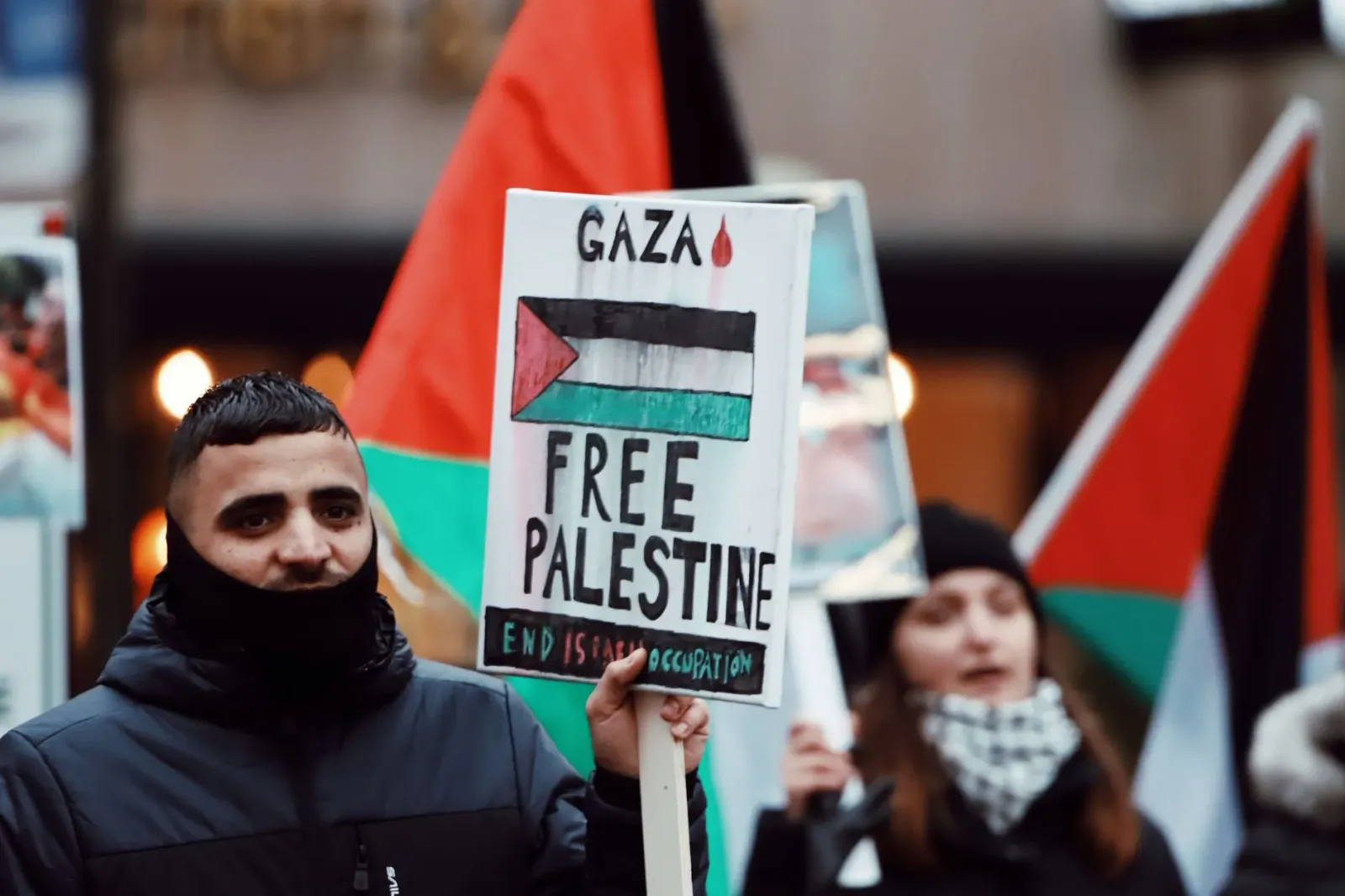 Imajen hatudu joven Repúblikanu sira iha protestu kona-ba polítika estranjeira ba Israel, ho cartaz sira ne'ebé hakerek 'Paz 