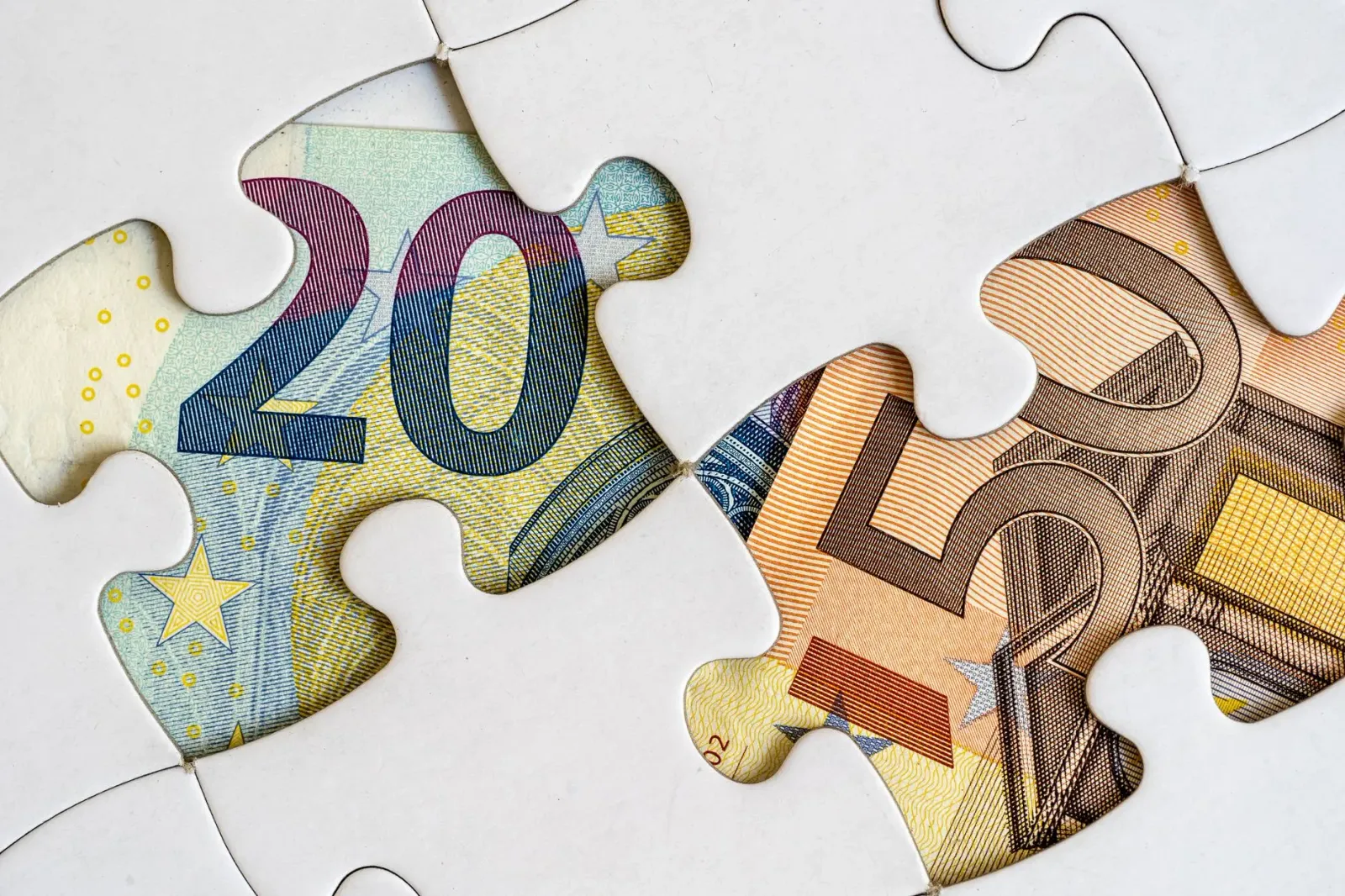 Imajen hatudu peça puzzle sira hamutuk ho gráfiku kresimentu investimentu no símbolu negósiu, hanesan metáfora ba detallu ki'