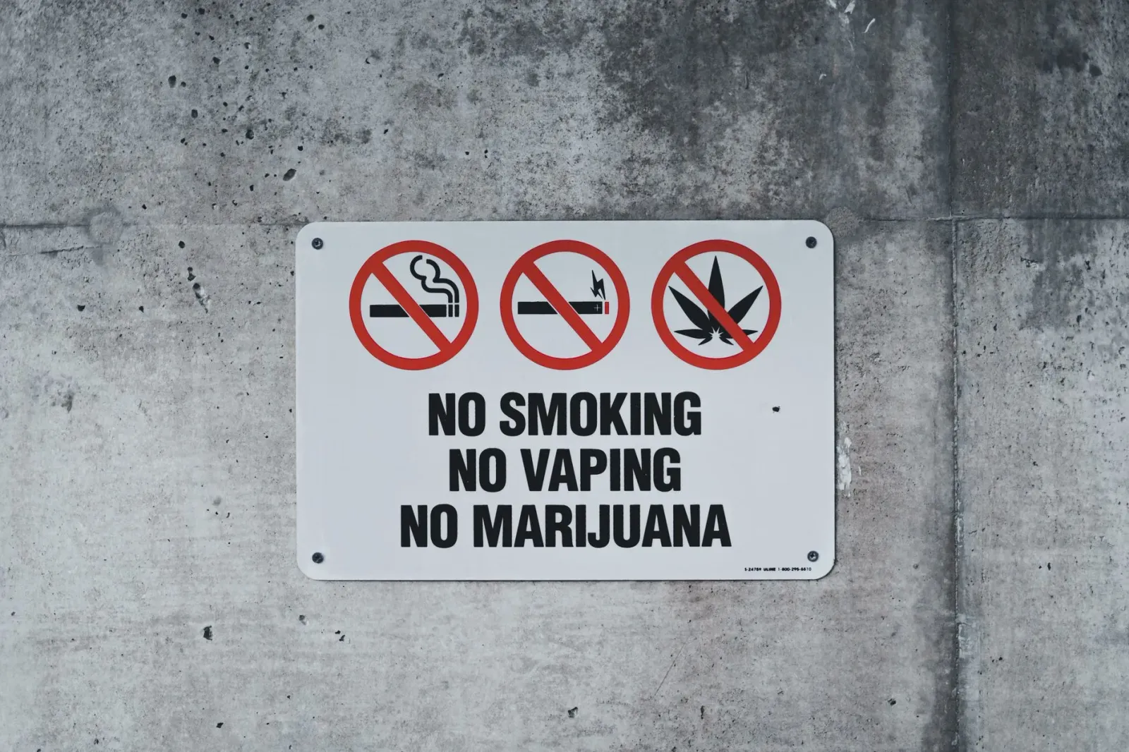 Figura ida ne'ebé hatudu mesa diskusaun entre sientista no polítiku kona-ba regulamentu marijuana iha sala konferénsia