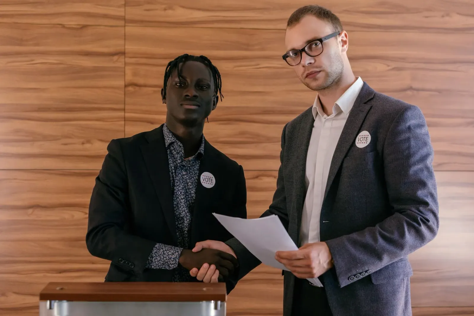 Imajen husi konstituénsia Makerfield ne'ebé hatudu área negósiu lokal no residente sira iha encontru komunidade