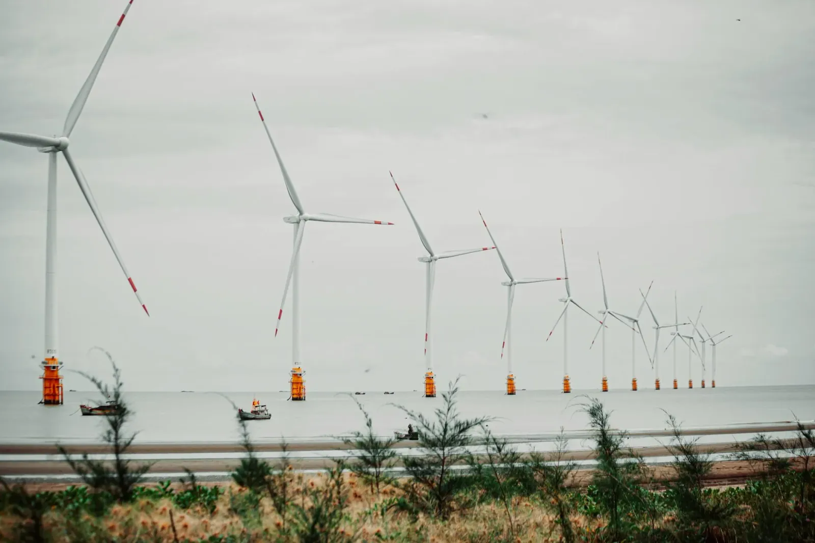 Tribunal ho dokumentu legál no ikon turbina eóliku offshore iha tasi, hatudu disputa legal kona-ba enerjia renovável