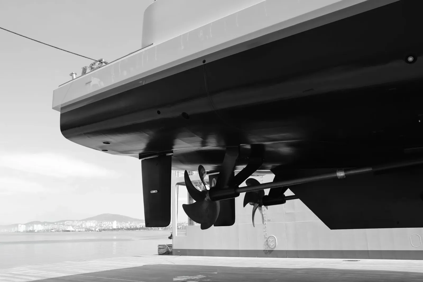 Dometic DG3 Gyrostabilizer iha barco, hatudu oinsá teknolojia ne'e estabiliza barco iha tasi, ho enjenheru sira servisu iha m