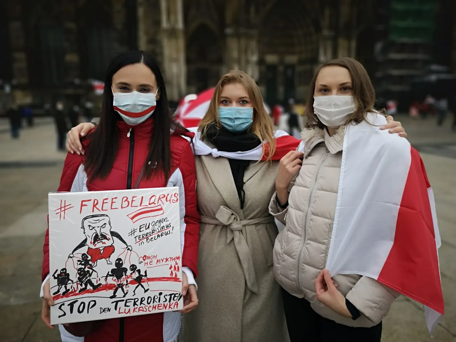 Imajen hatudu protestu iha Belarus ho bandeira nasaun no ema barak iha dalan, hodi hatudu represaun polítika no tensaun