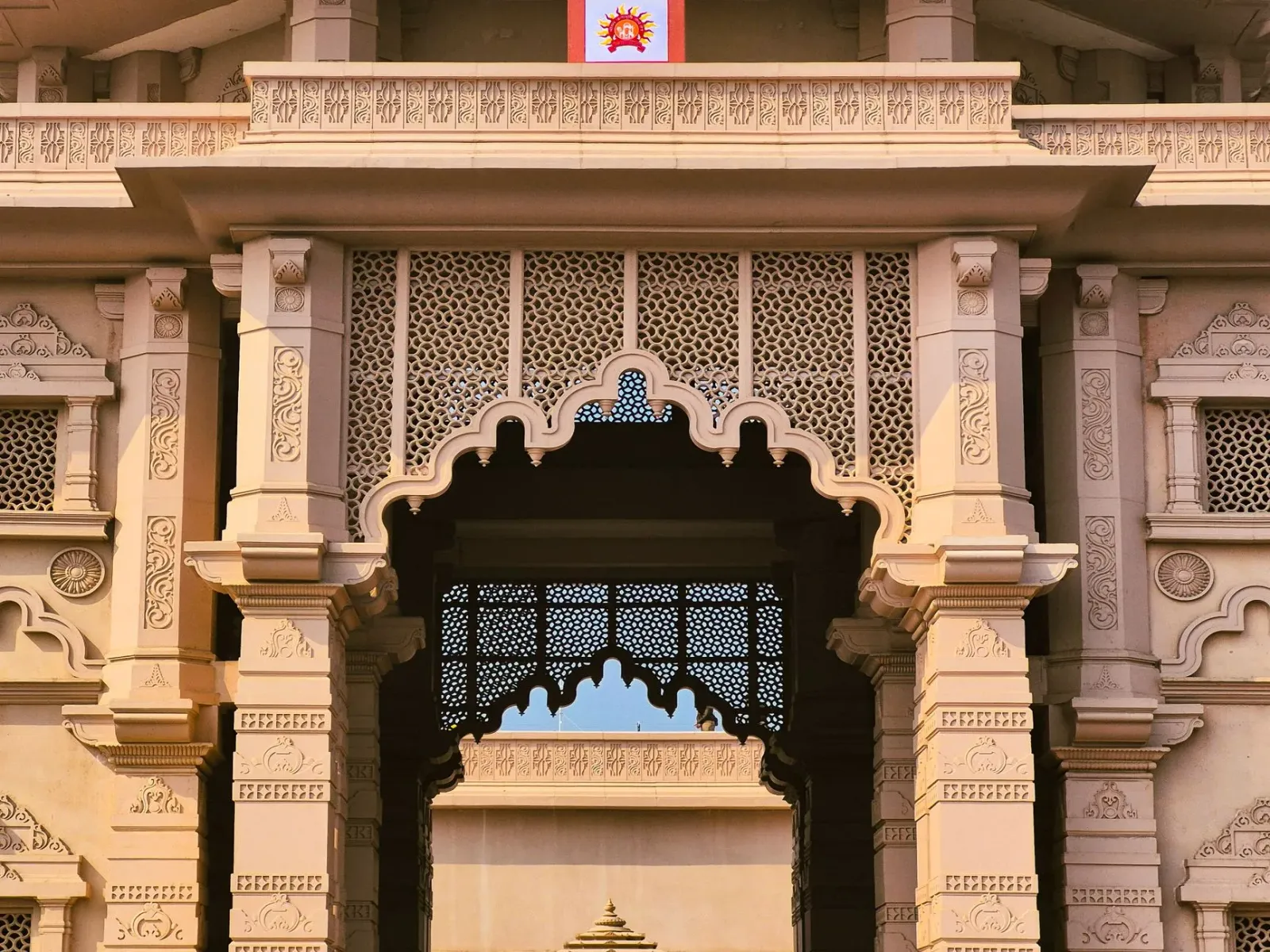 Sentru konta doasaun Templo Ram iha Ayodhya, Índia, ho funsionáriu sira servisu, iha kontrovérsia kona-ba jestaun fundu