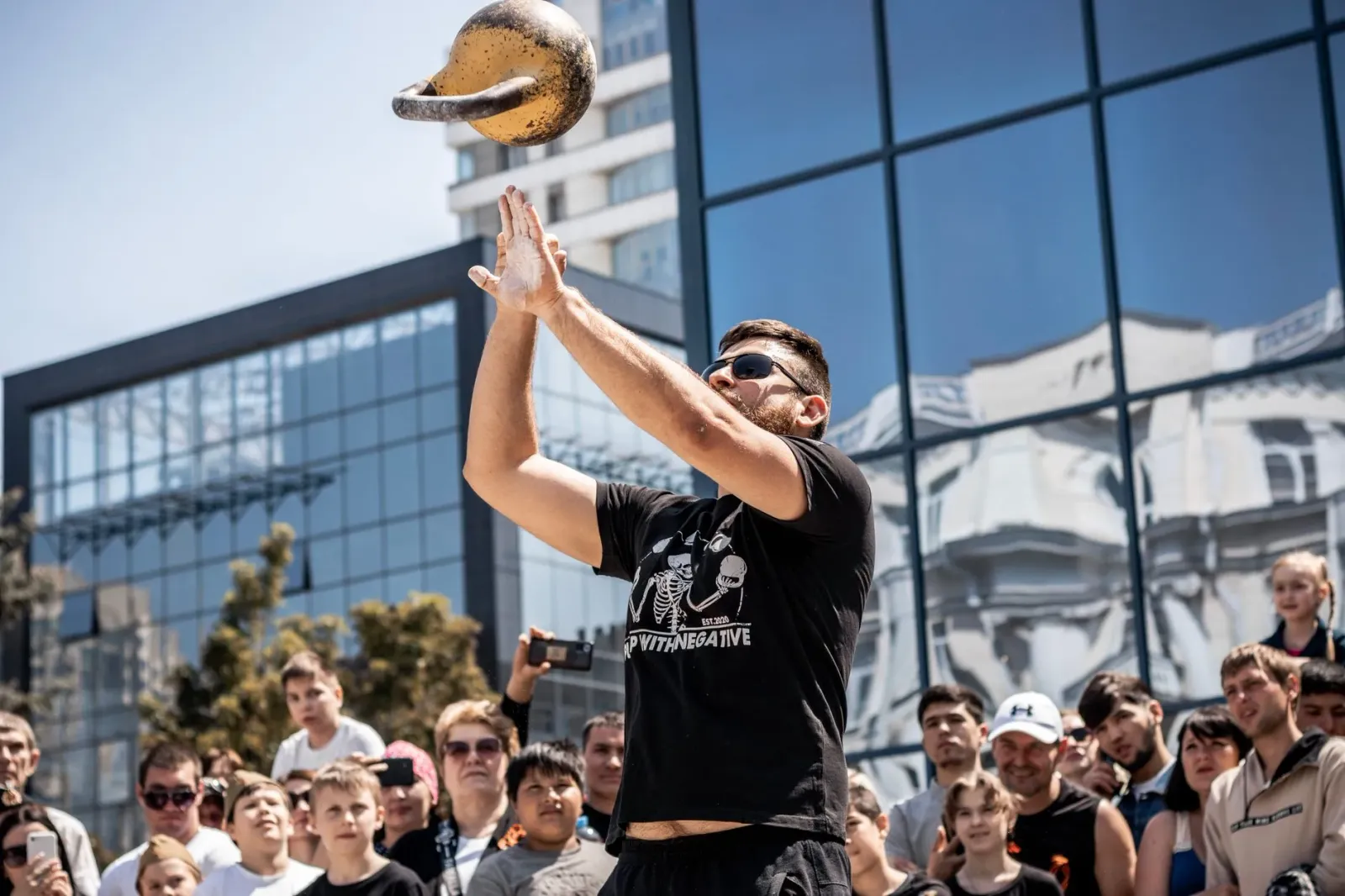imajen atleta desportu ne'ebé troka bola iha arena