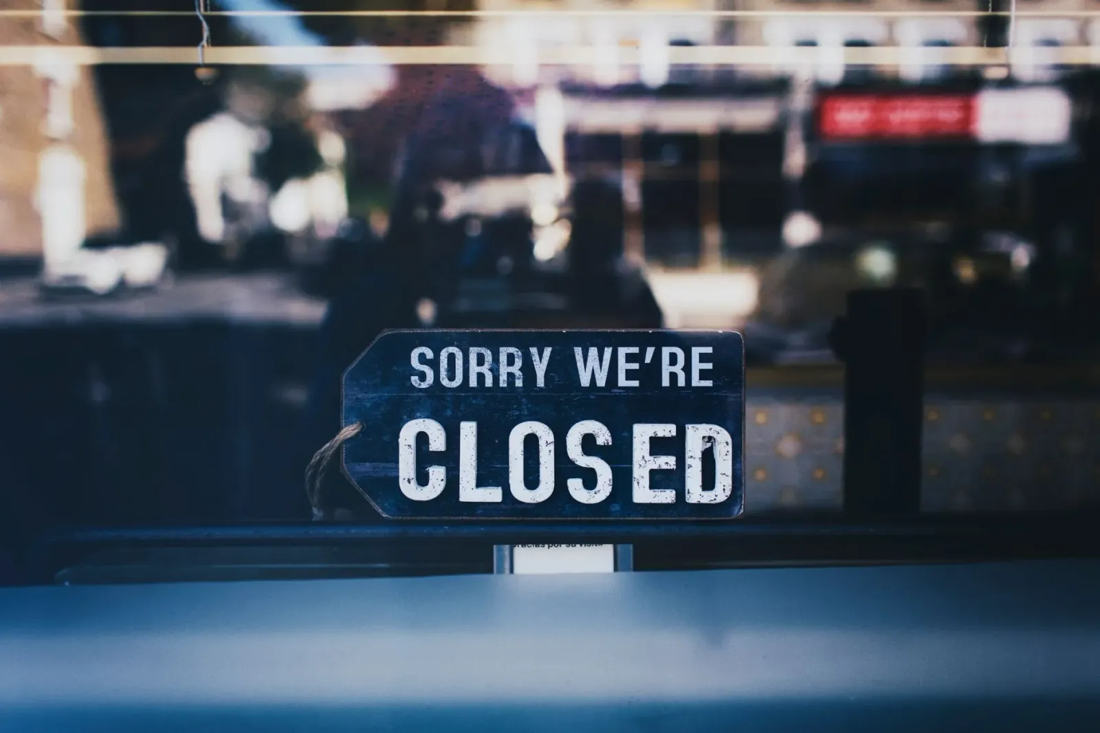 Loja JD Sports iha dalan boot Inglaterra ne'ebé taka tiha, ho plaka 'Closing Down' iha janela, hatudu mudansa estrajéjia negó