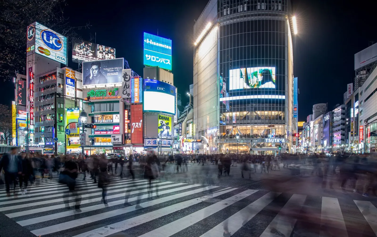 Imajen husi Shibuya nia interseksaun famozu iha Tóquio depois partida Japón kontra Suésia iha Kopa Mundial 2026, ho milhares 
