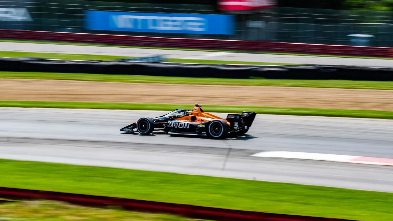 Felix Rosenqvist iha dalan kareta IndyCar ho uniforme McLaren, hatudu nia potensial fila ba ekipa foun iha 2027.