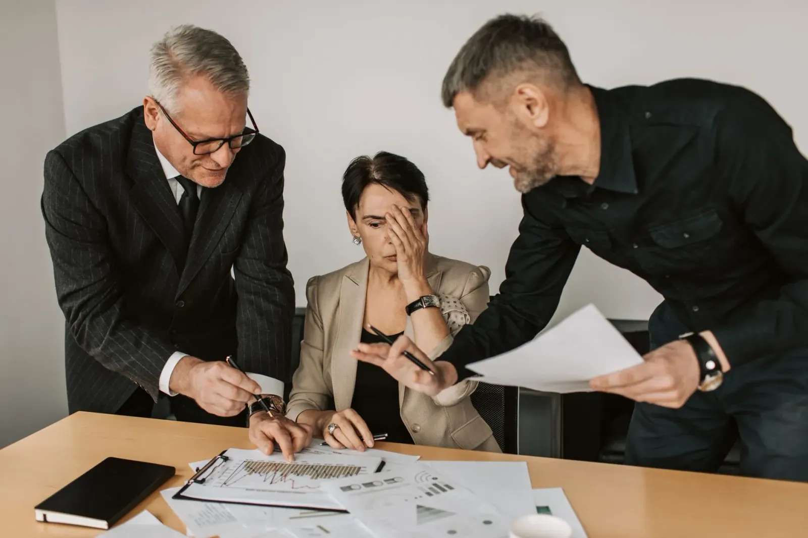Gráfiku hatudu presaun finanseiru aumenta iha mikro empreza no setor migrasaun, ilustrasaun kona-ba risku negósiu global.