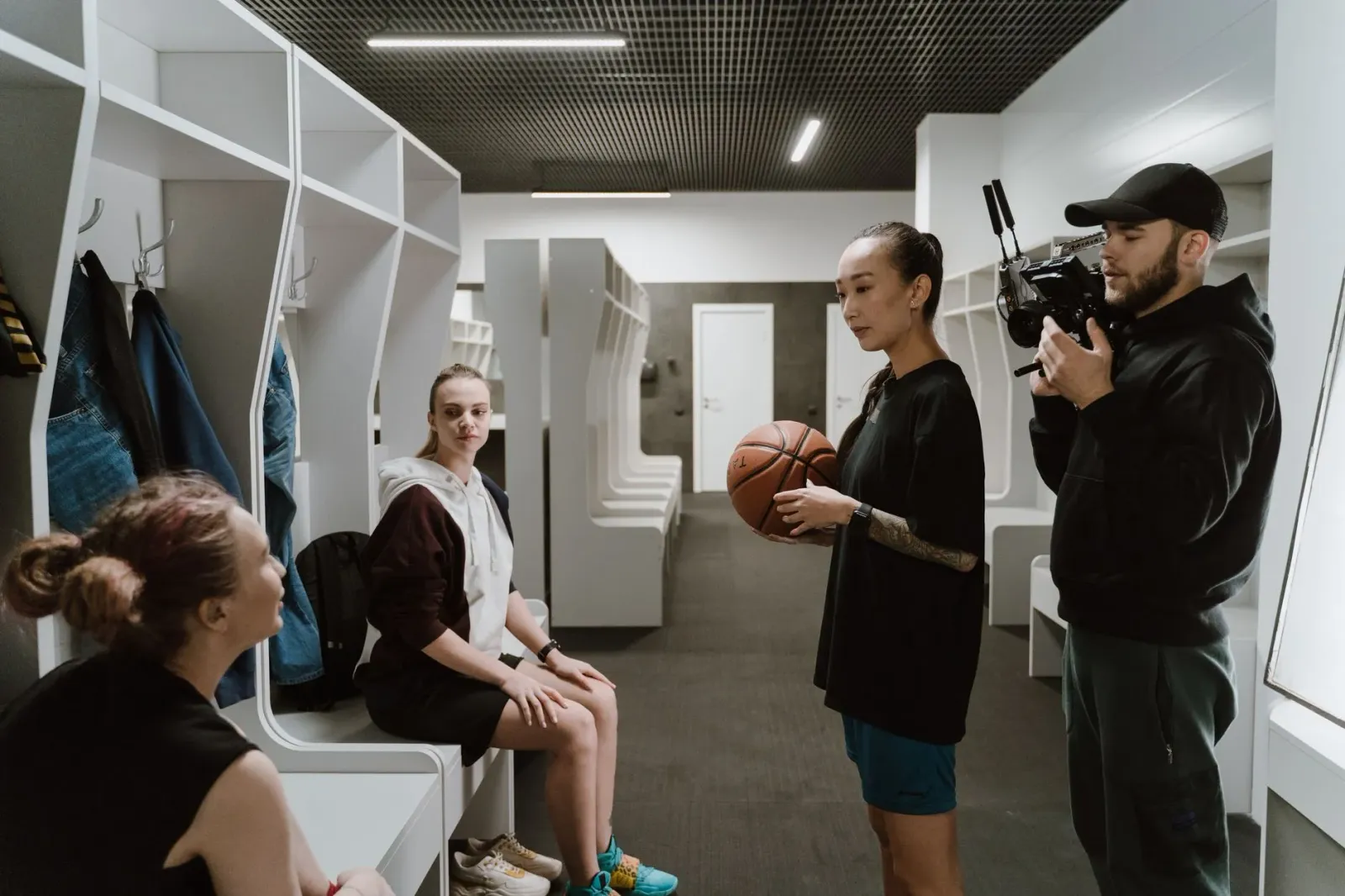 Imajen hatudu Sabrina Ionescu iha entrevista ba programa Prime Video 'Eli Manning Presents: The Undercovers', ho ekipamentu t