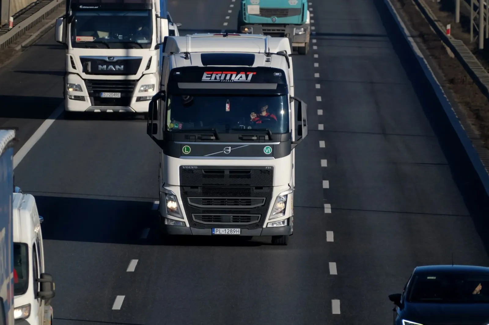 Imajen ida ne'ebé hatudu kamera AI iha kamiaun atu monitoriza seguransa estrada no deteta perigu hanesan driver distraction n