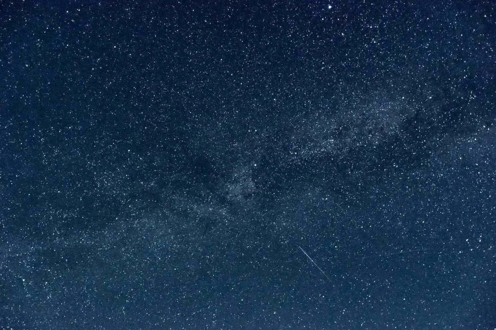 Imajen satélite husi meteoru ne'ebé explode iha tasi Cape Cod Bay, ho luz boot no nuvens ne'ebé iluminadu, iha loron Sábadu t