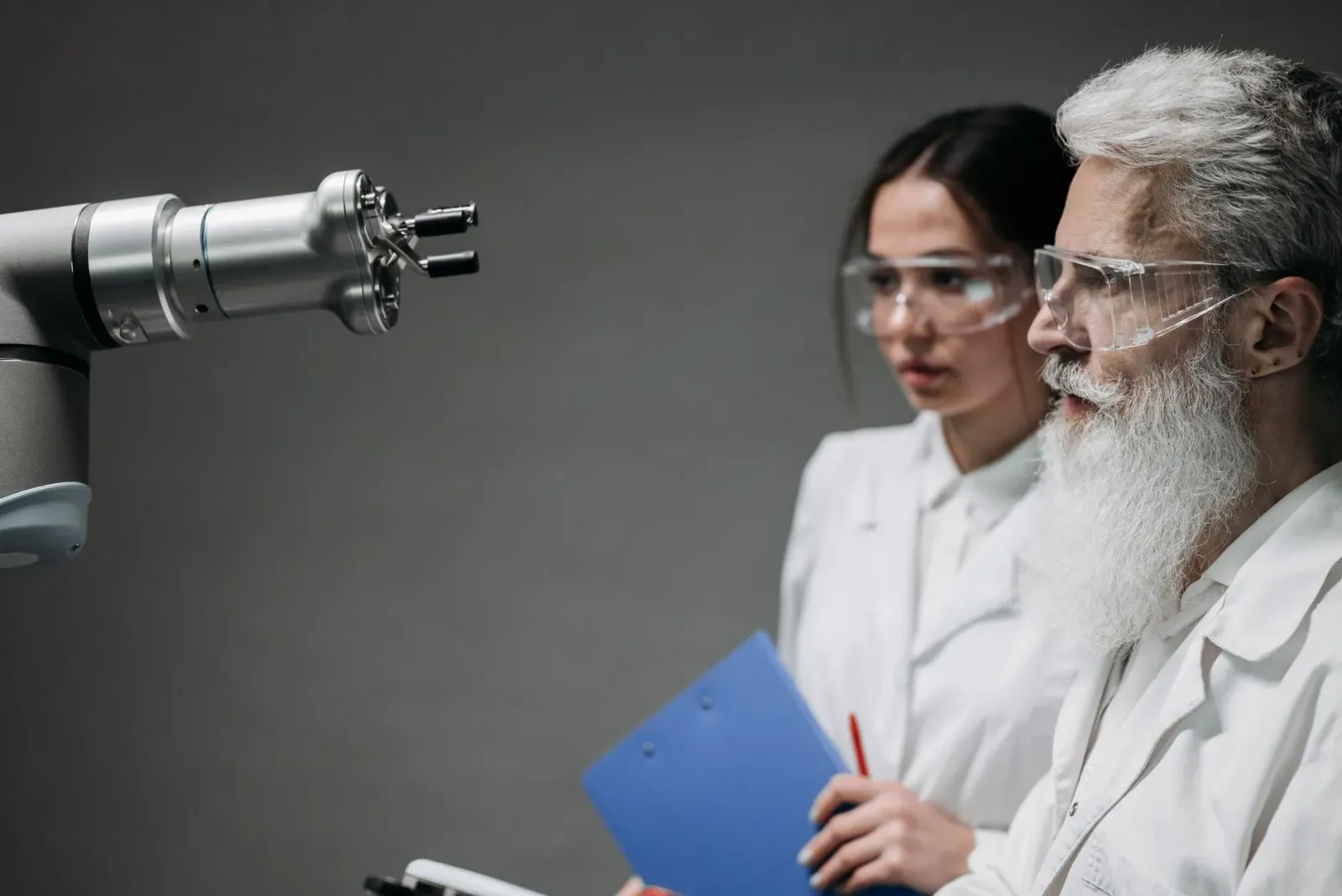 Imajen ida hatudu laboratóriu ho komputadór no ekipamentu biolojia, simboliza risku AI ba bioweapons no nesesidade regulament