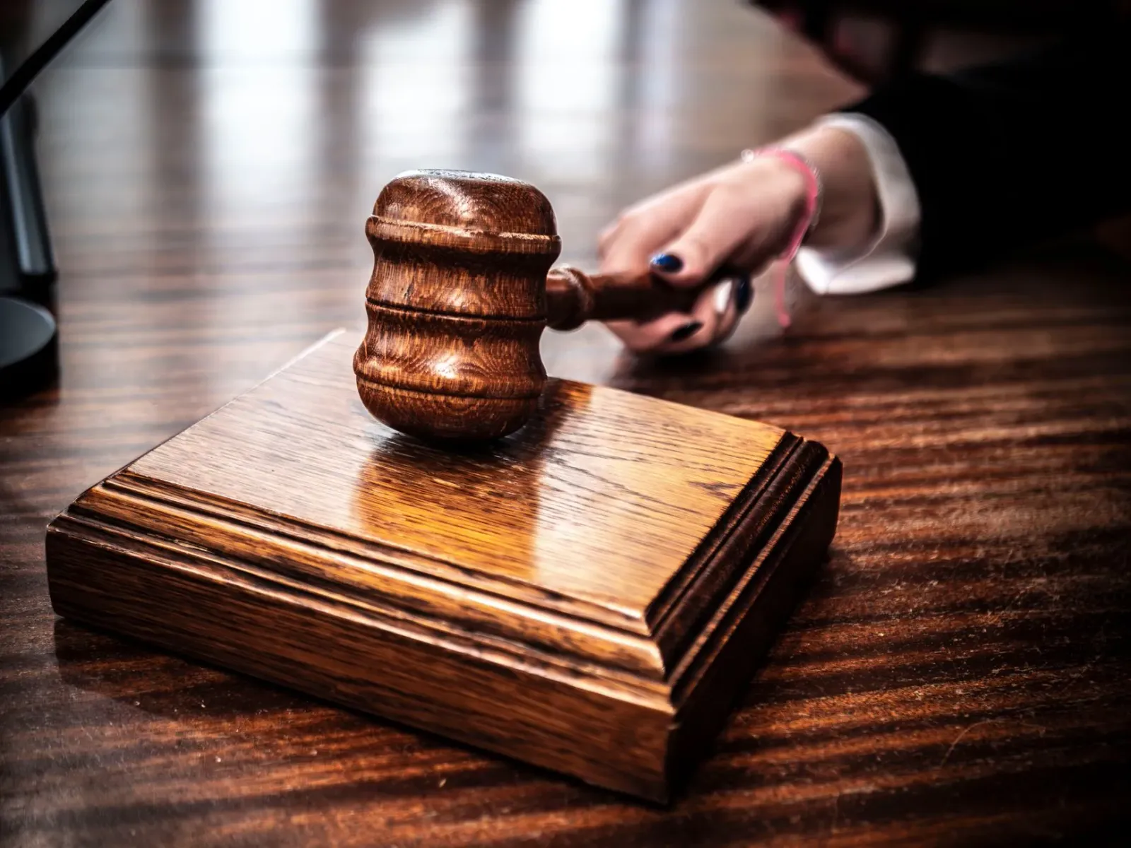 Imajen tribunal ho martelu no dokumentu legál, simboliza akasaun klase no risku legál ba negósiu