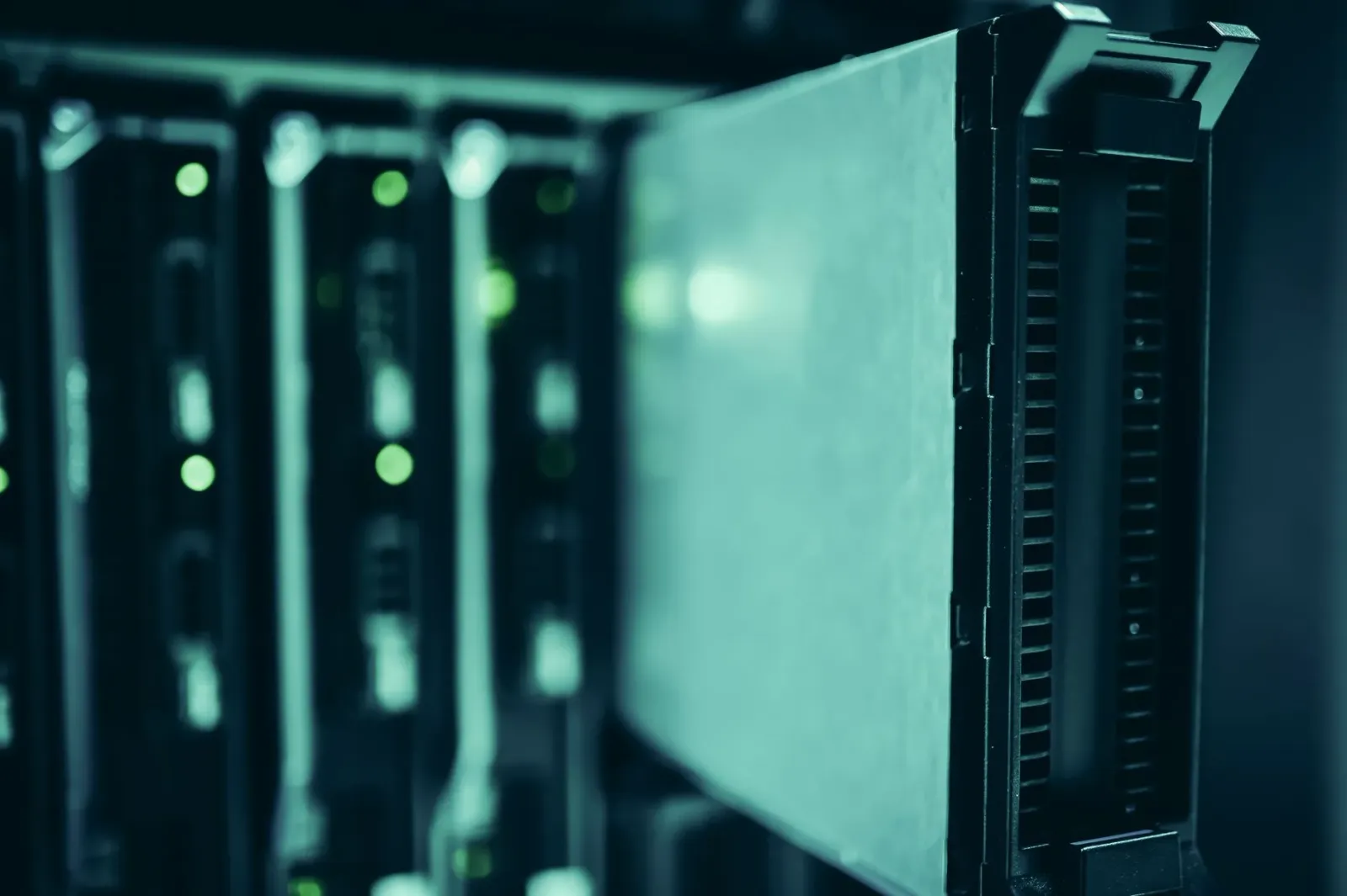 Sistema server boot iha sala foun hanesan data center, maibé tenke iha luz diak no teknolojia modernu ne'ebé ajuda saúde ment