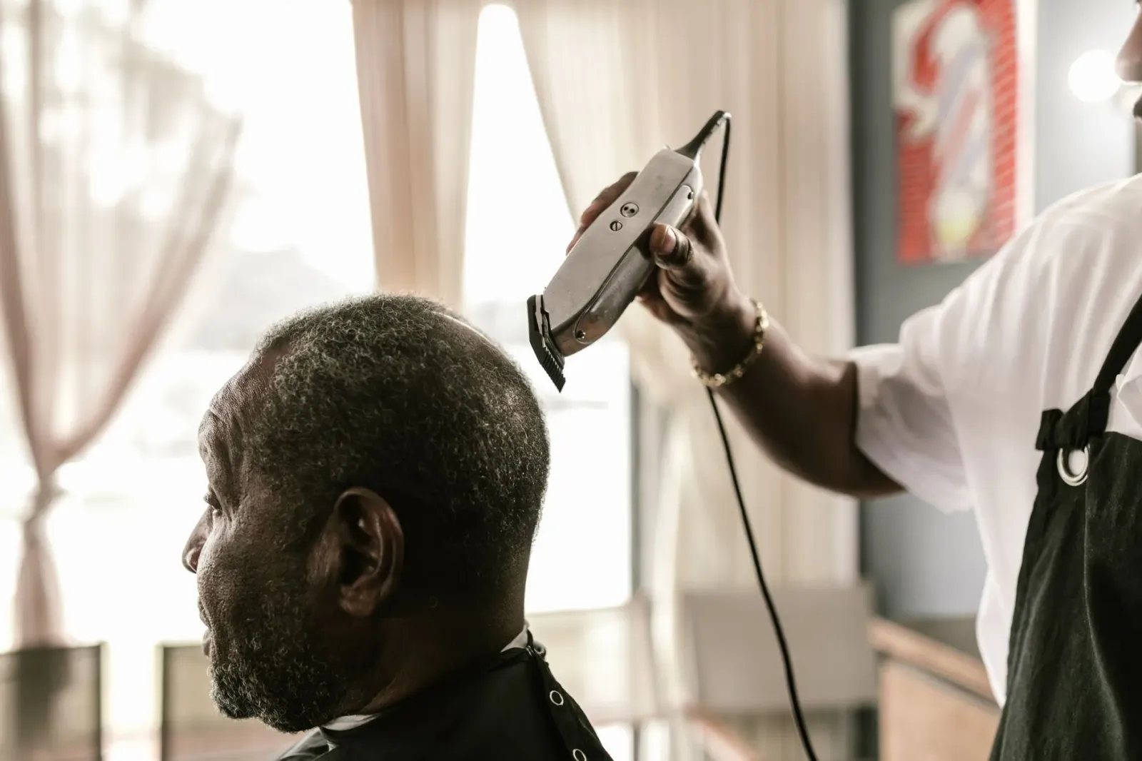 Barbeiru ida iha ospitál saúde mental Kenya fó tesi kabelu ba pasiente mane, hanesan forma terapia grooming ne'ebé hadi'a aut