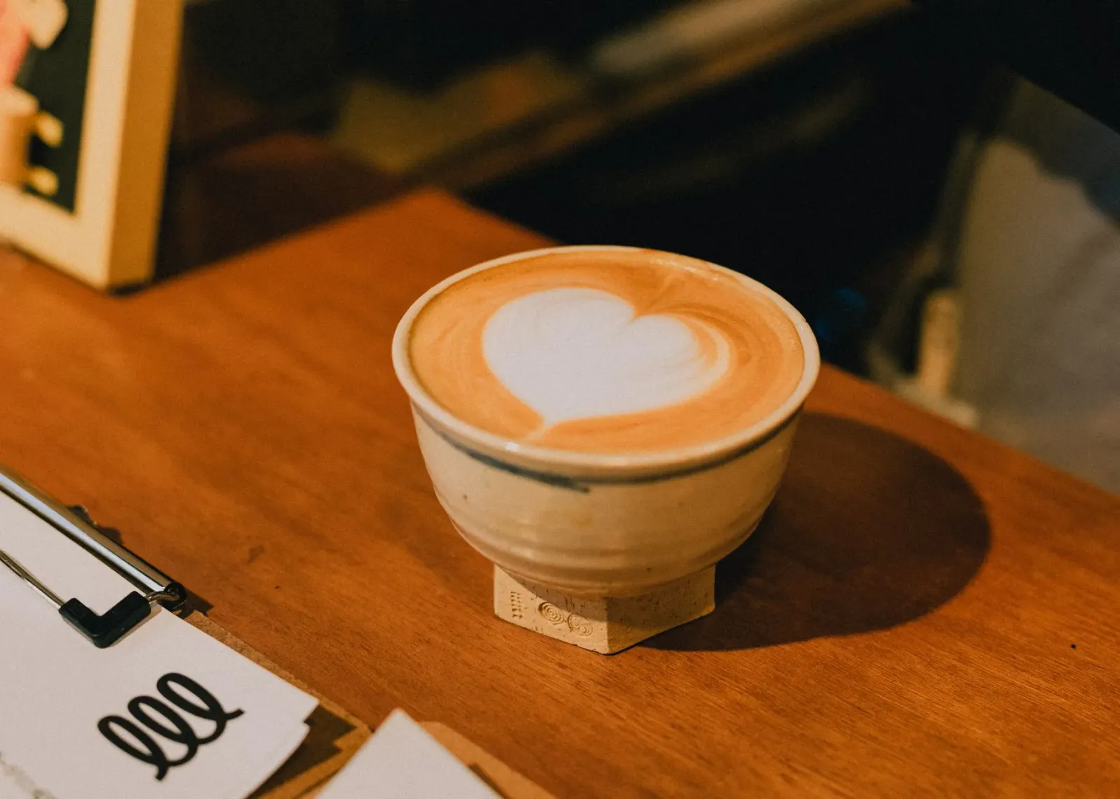 Imajen husi Coffee Talk Tokyo, kafé virtual ida iha Toquio, ho atmosfera luminosu no konfortavel, ho karakter sira tuur no se