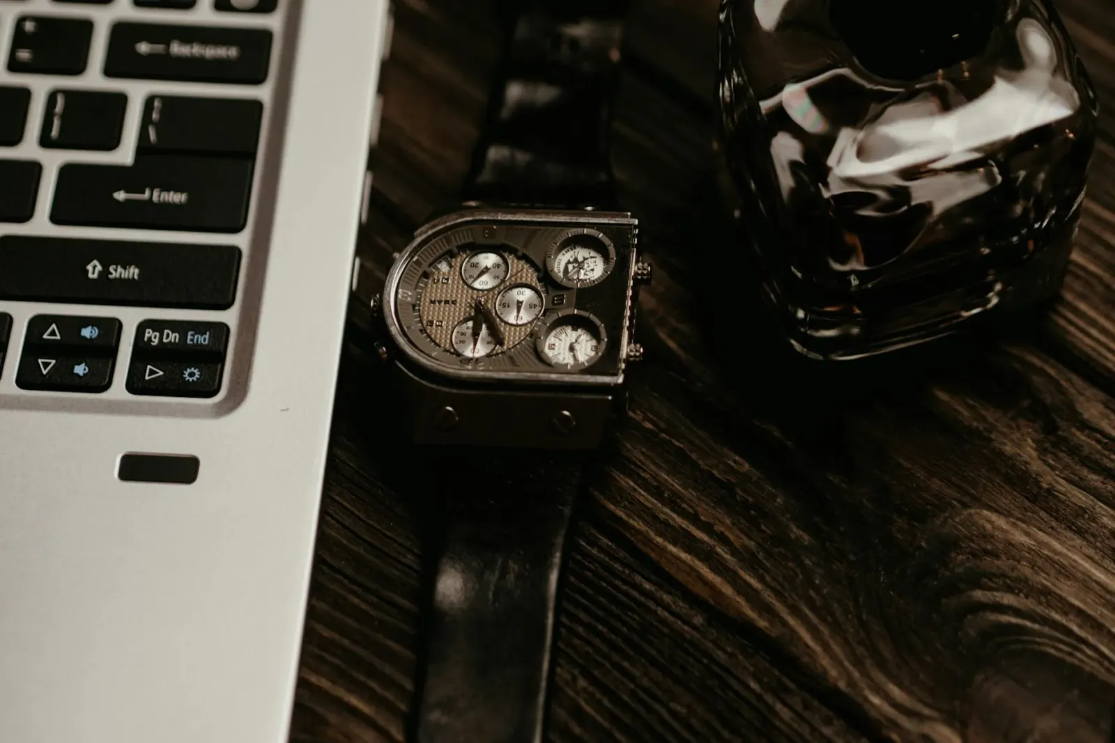 Aparelhu shockwatch 1927 ne'ebé ema tau iha liman, hanesan wearable antigu, iha kor prata no design simplista