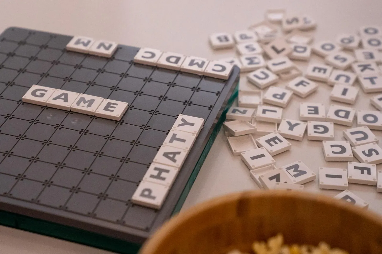 Imajen puzzle NYT Connections Sports Edition ho grafia liafuan desportu nian iha fundu azul no letra branca