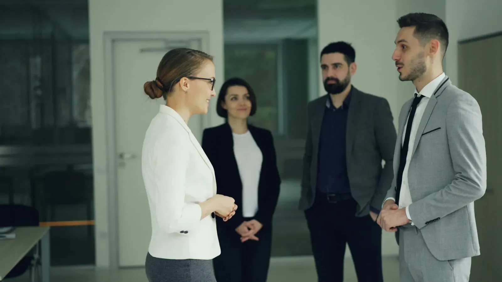 Jestór sira iha Entrenimentu 360 ko'alia ho talentu iha Los Angeles, ho luz neon no ekrã boot iha kotuk