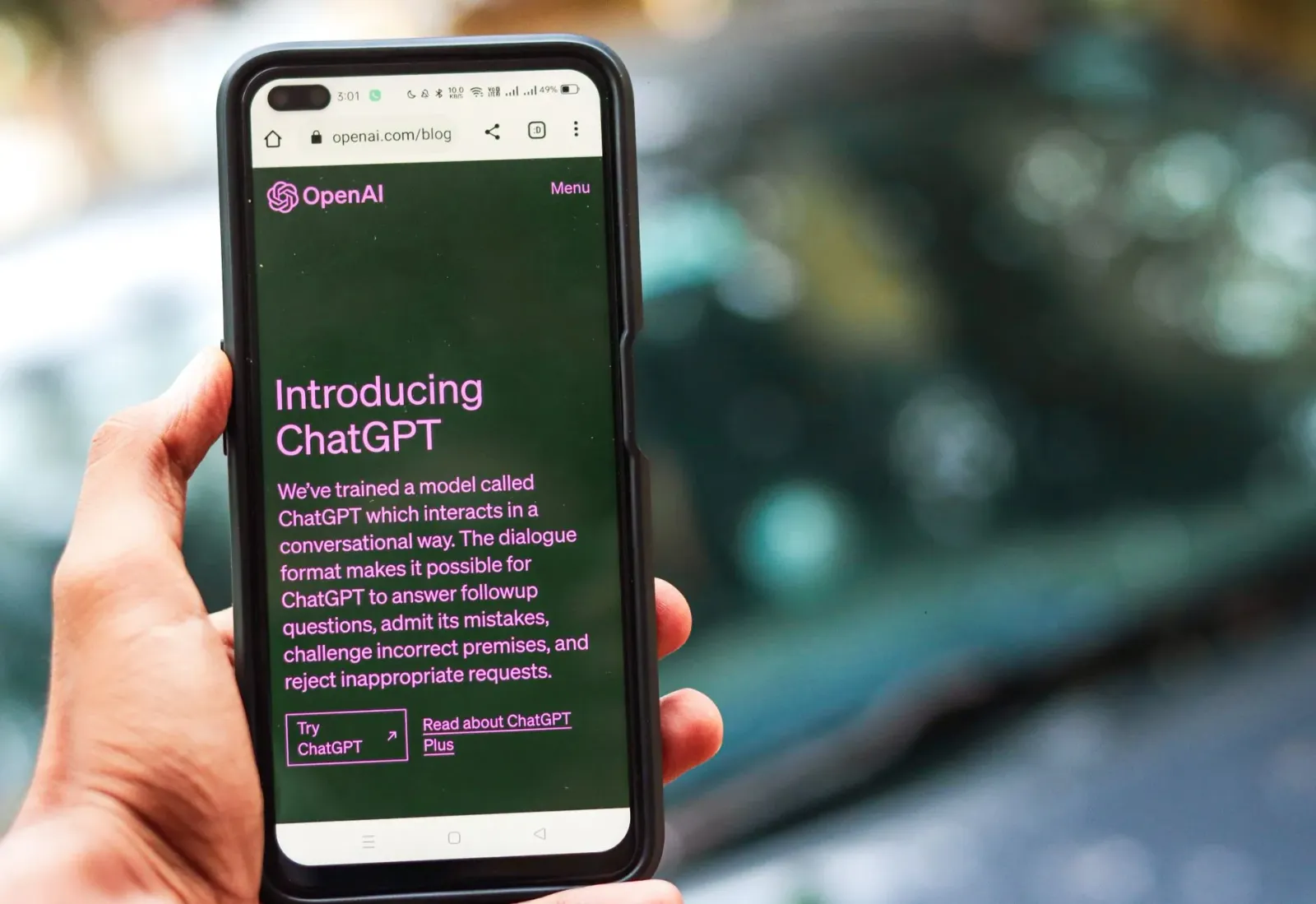 Imajen ida hatudu ekrã WhatsApp ho AI xat ne'ebé ajuda empresa ki'ik atu atende kliente, ho telemóvel iha meja negósiu