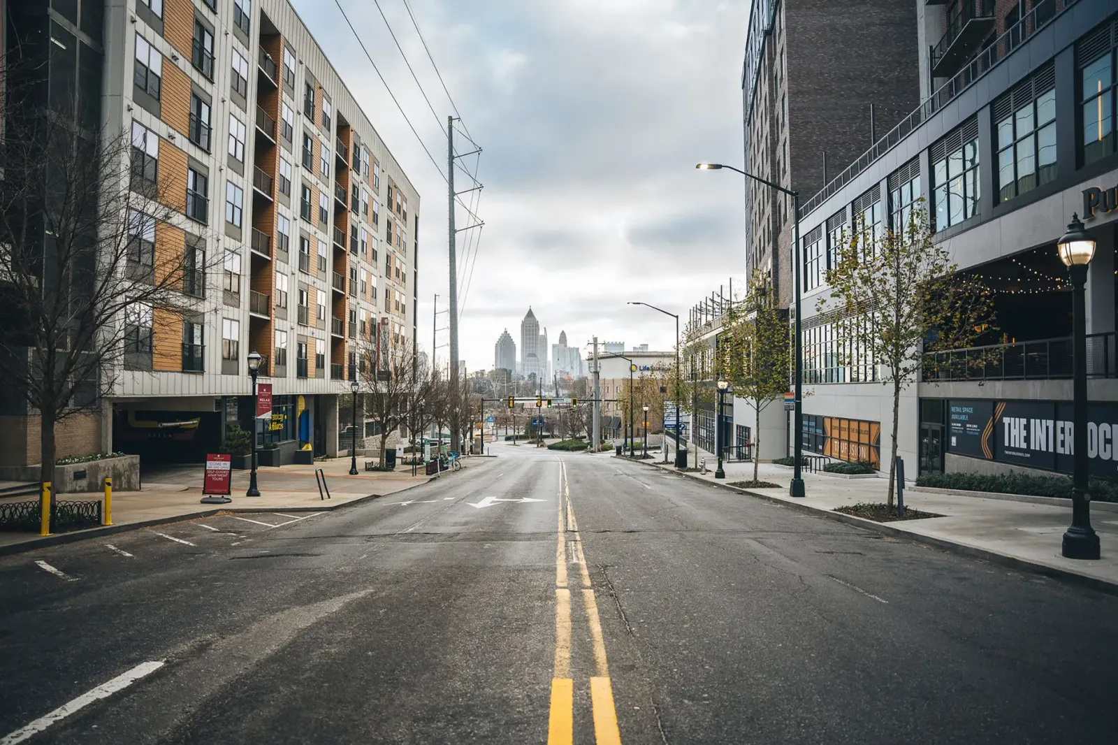 Vista husi sidade Dallas nia edifísiu negósiu ho estrada barak mamuk, hatudu impaktu husi exodus negósiu no mudansa ba suburb
