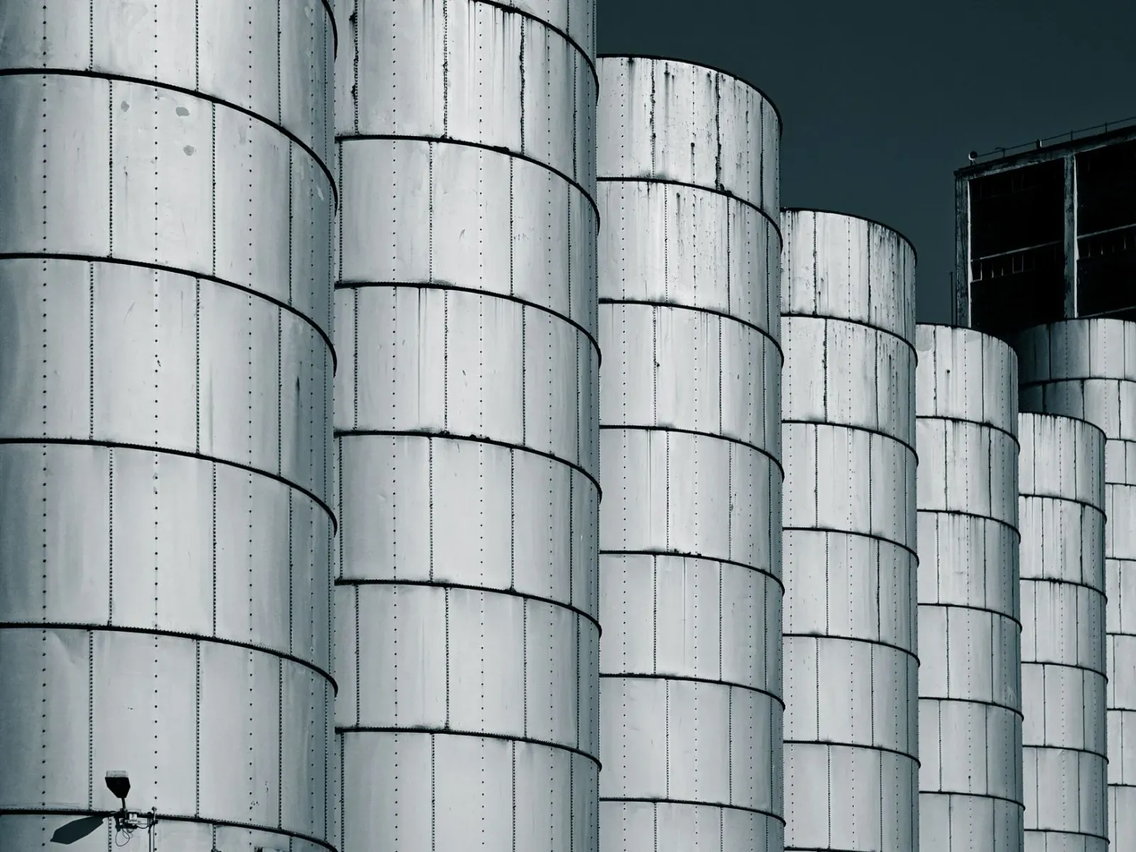 Silo modernu husi asu iha India ba armazenamentu grãos, ho teknolojia aeração no kontrolu umidade