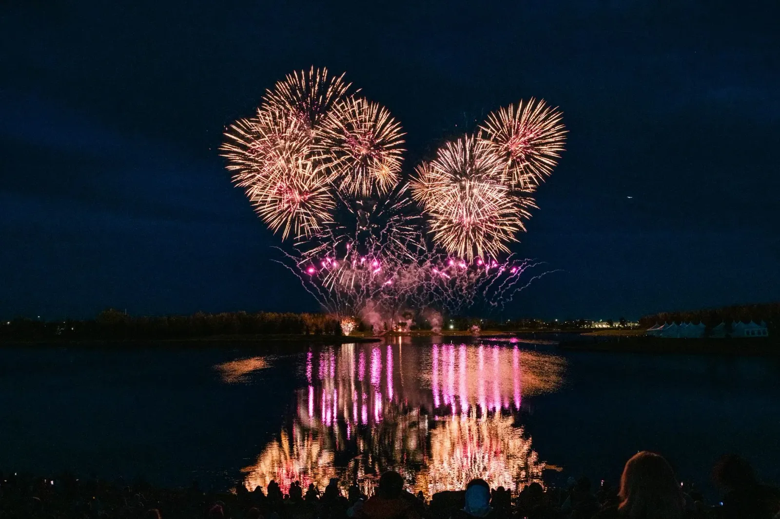 Komunidade hamutuk iha pool durante noite vera, haree movie no aproveita fireworks iha laran