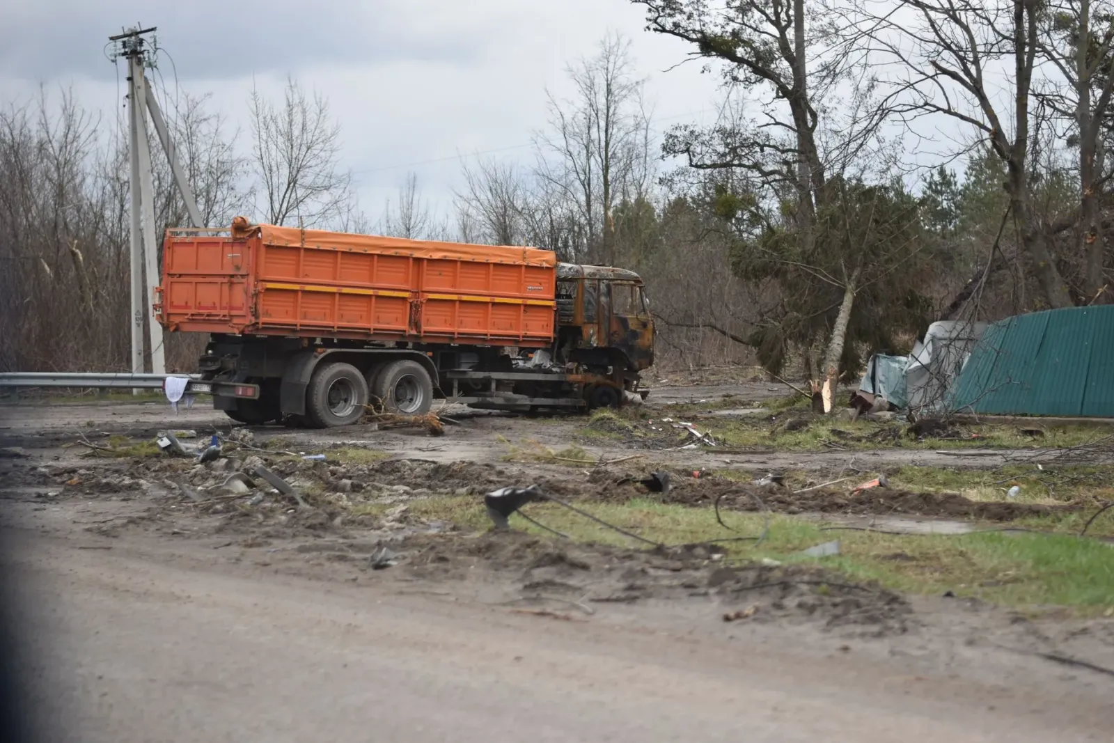 Imajen hatudu ema sira iha fatin asidente bus Surat, ho kamiaun poluente iha dalan ne'ebé poluídu, no líder polítiku sira koa