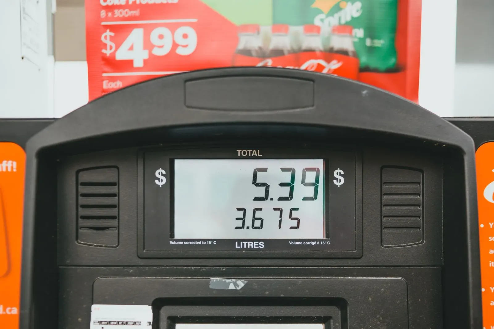 Sinal prezu gasolina iha posto ida iha Iowa, hatudu prezu $3.91 galão, ho ema sira hodi sosa gasolina iha tempu loron