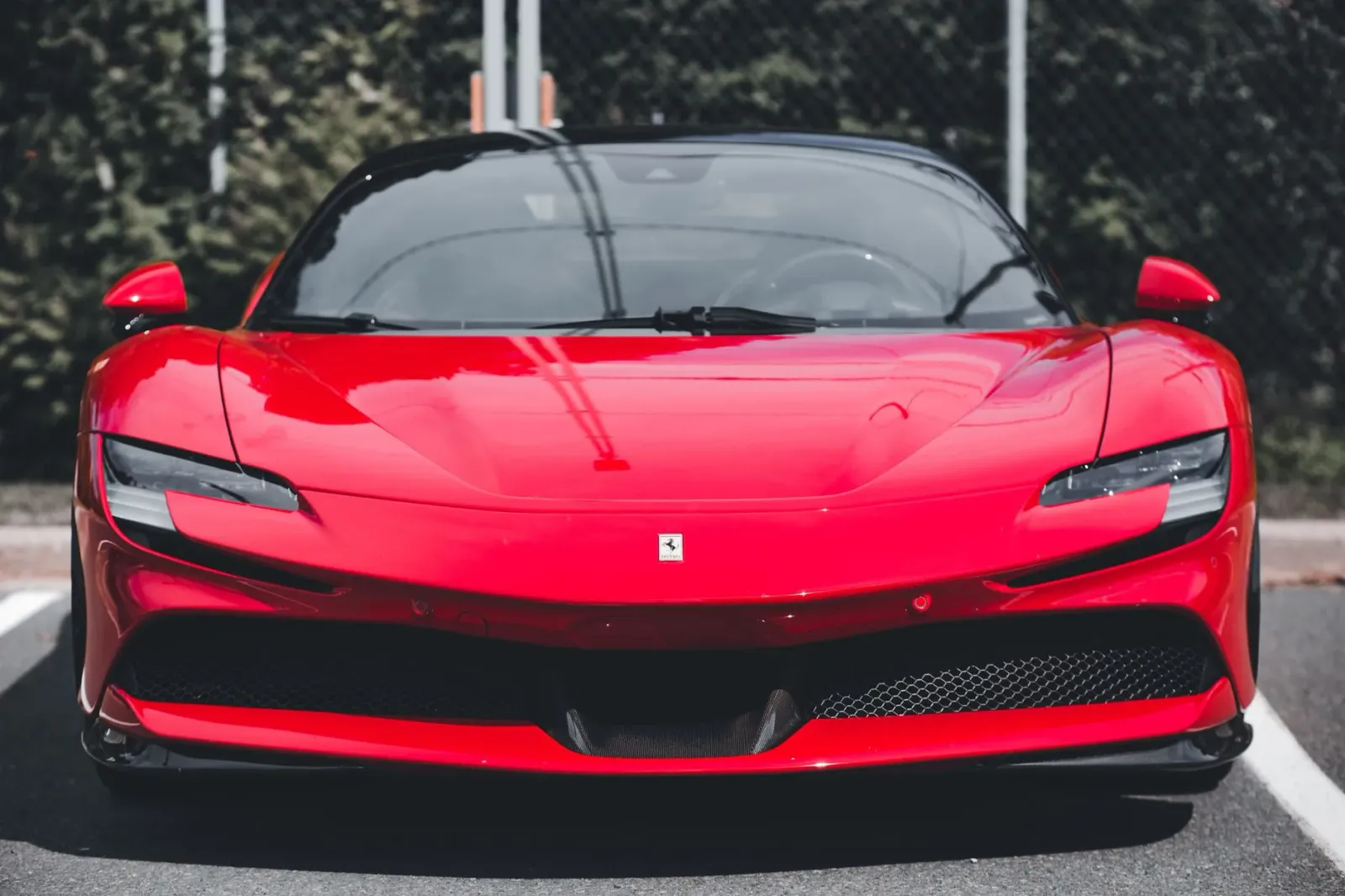 Ferrari Luce karreta elétrika ho dezain futurístiku husi Jony Ive, la hanesan Ferrari tradisionál, iha kór vermellu ho luz LE