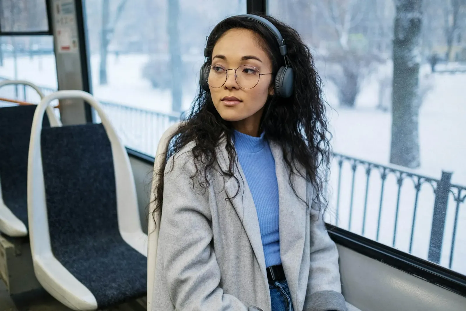 Adaptador Bluetooth Twelve South AirFly Pro 2 ho headset wireless iha mesa, prontu atu uza iha viajen