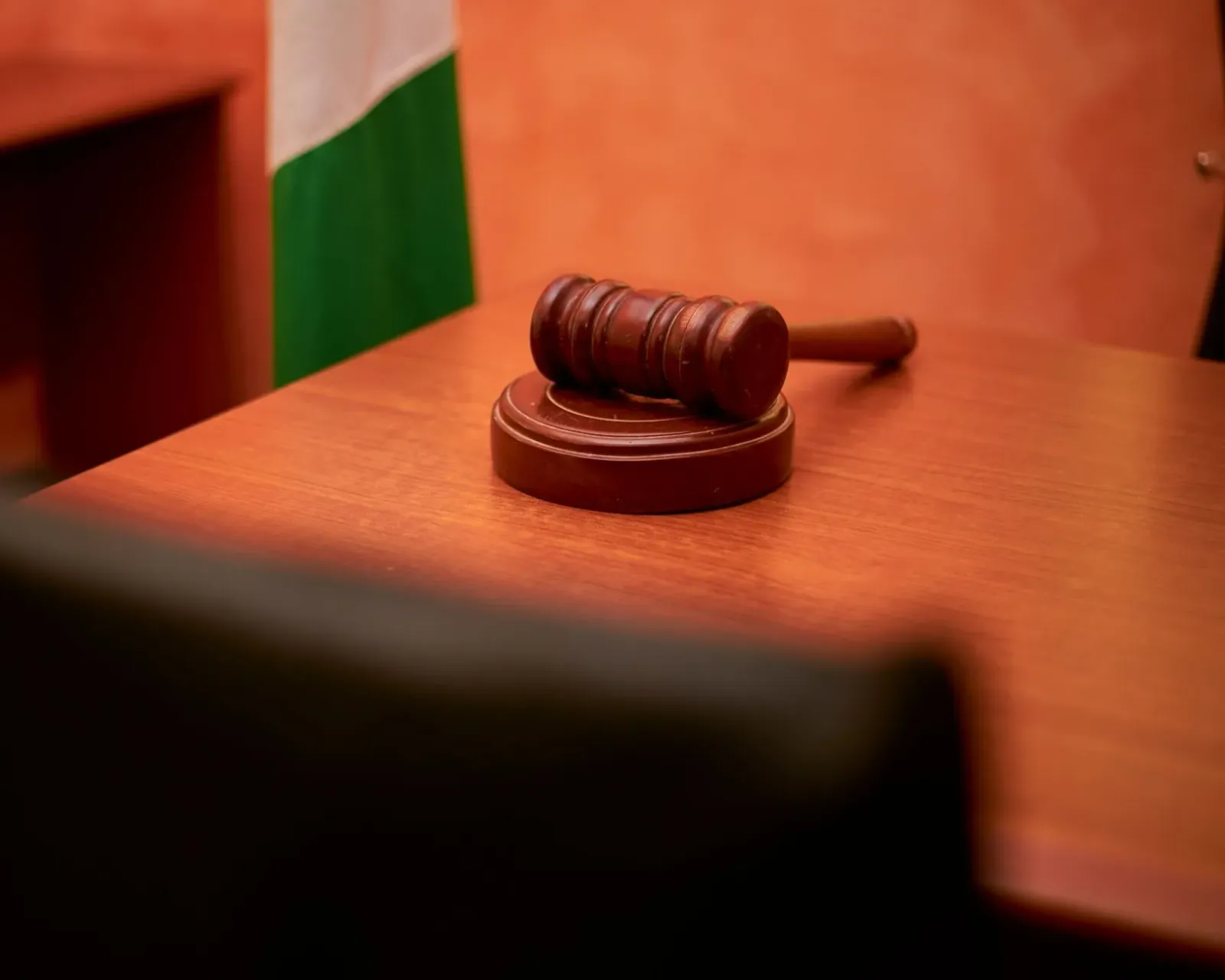 Imajen tribunal apelasaun iha Washington D.C. ho juiz sira no advogadu sira diskute argumentu legal kona-ba Trump nia orden e