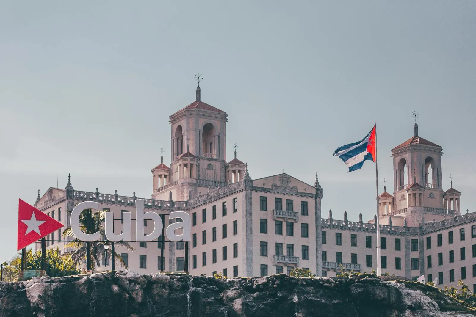 Imajen ida kadeia hotel boot iha Cuba ne'ebé taka tanba sanasaun, ho bandeira Estadu Unidus no Kuban.