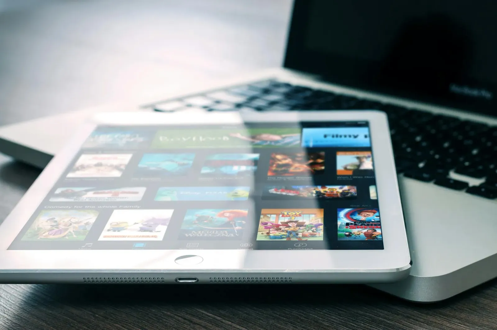 Imajen ne'e hakat hanesan gadjet teknolojiu foun ha'u haree iha ekran, hanesan AirFly, Roku, no Netflix, iha moris loron-loro