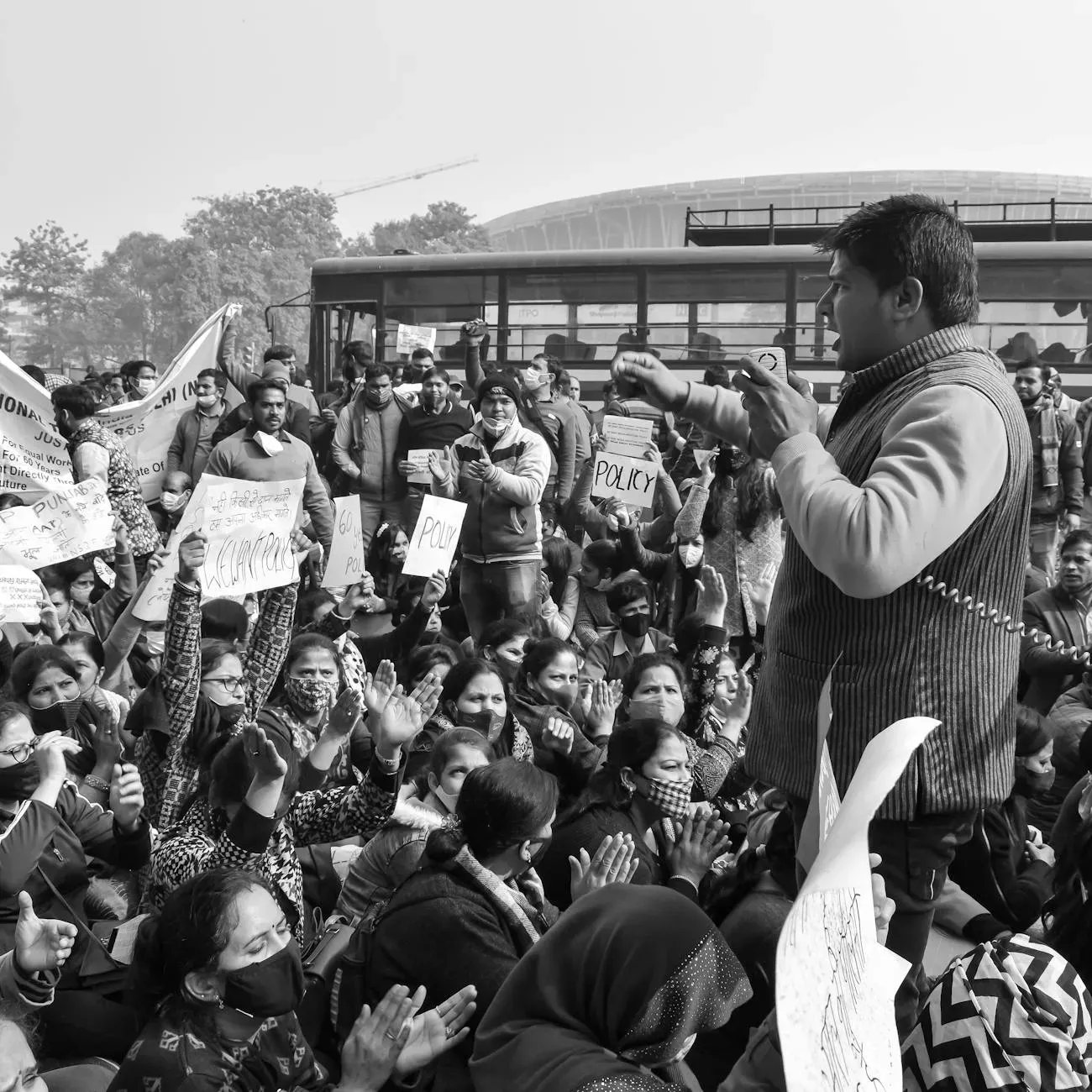Imajen hatudu Abhishek Banerjee iha protestu ka iha eventu polítiku iha Sonarpur, ho apoiante sira iha fundu. Ne'e ilustra si