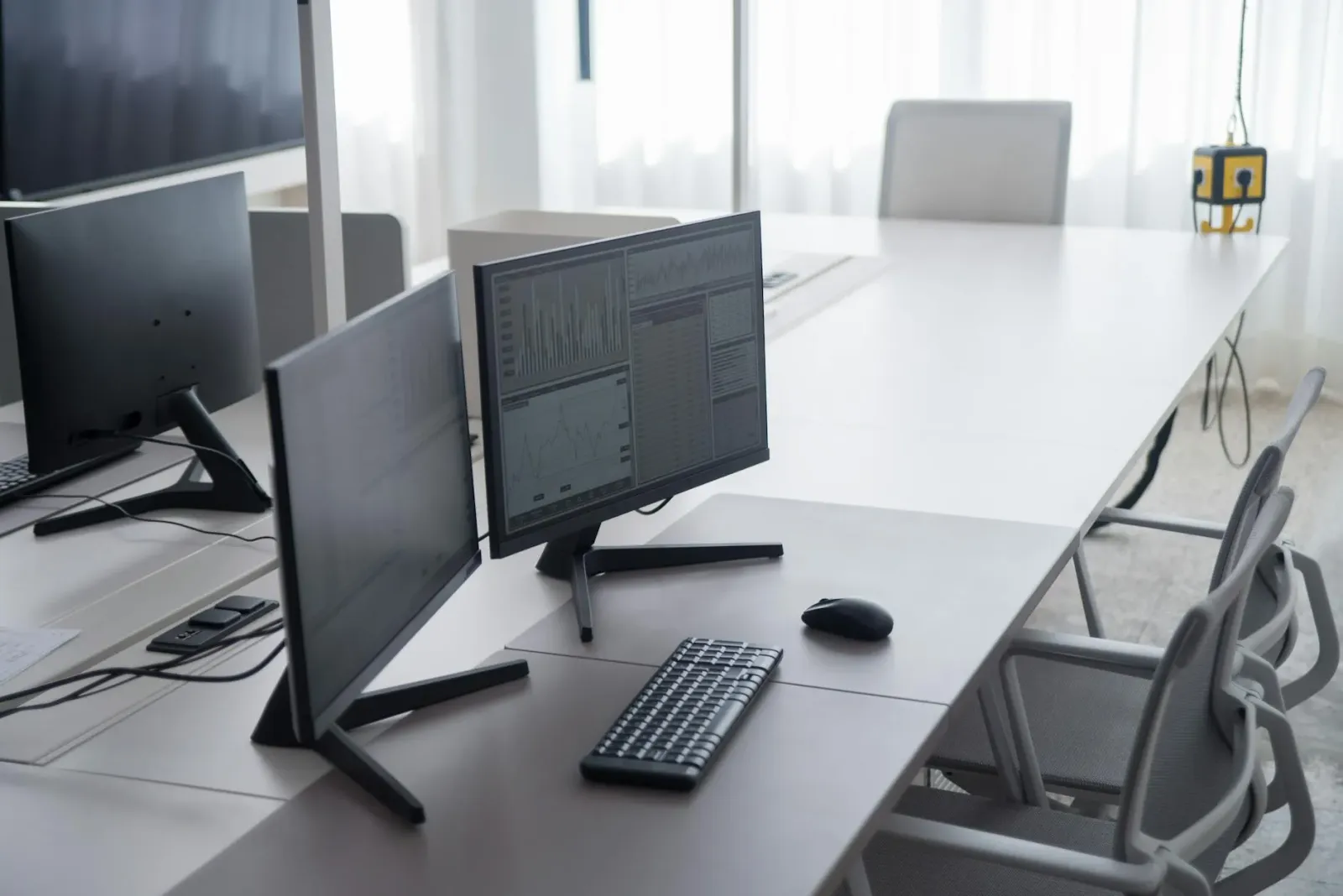 Monitor Philips 24B2D5300 iha meja servisu ho display iha oin no kotuk, hatudu produtividade no ergonomia ba ema profesionál