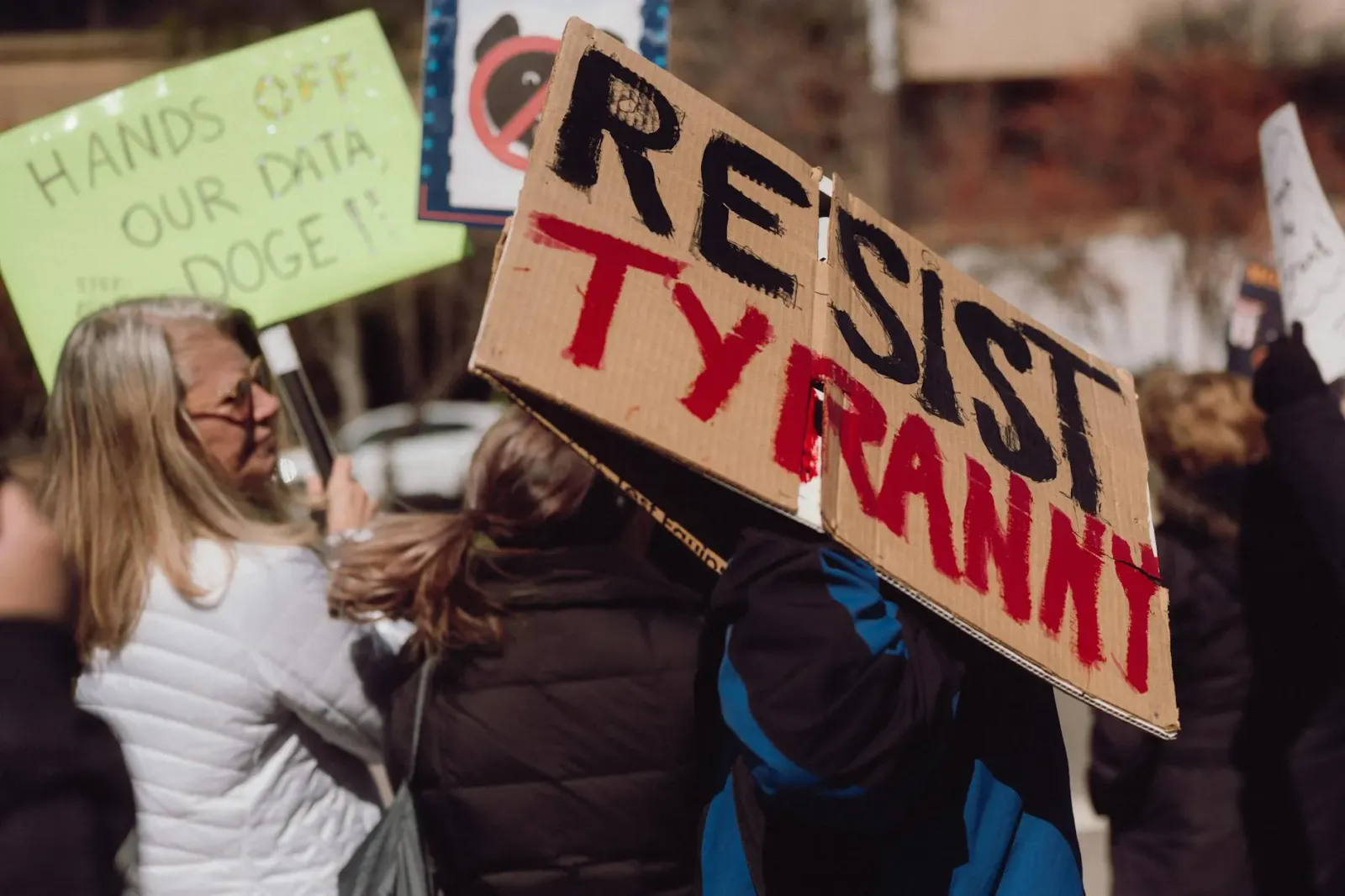 Ema barak ho karta koloridu sira protesta iha okos Microsoft Build 2026, hatudu sira nia hasara kontra AI data center no korp
