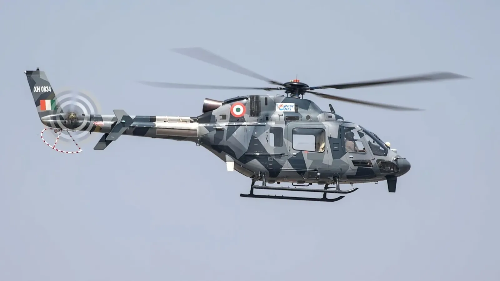 Imajen ida hatudu mapa mundu ho ligasaun estratejiku entre India no Israel, ho ikon teknolojia AI no logistika militar, hanes