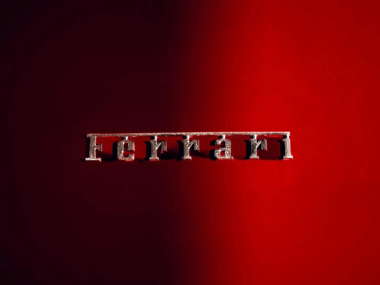 Ferrari Luce karreta elétrika desportu ho dezain modernu ne'ebé Jony Ive kria, ho linhas futurístiku no aerodinâmiku