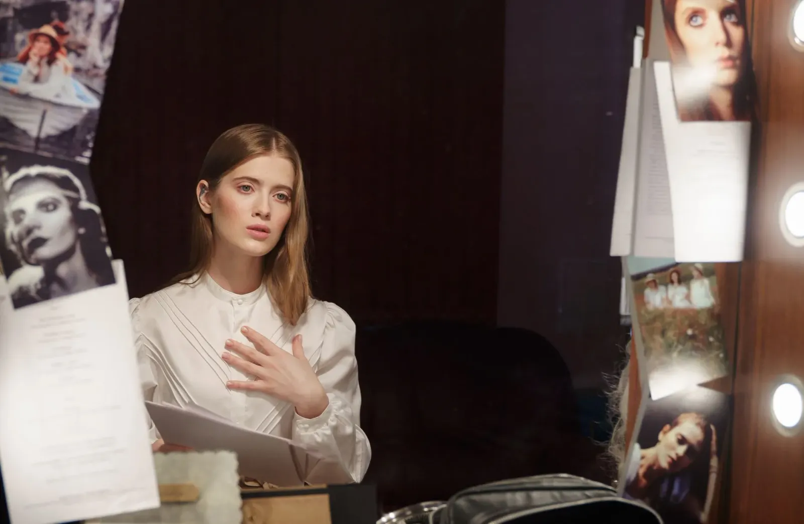 Fotografia Amy Adams no Scarlett Johansson iha kina film, hanesan ema barak sira ko'alia iha internet.