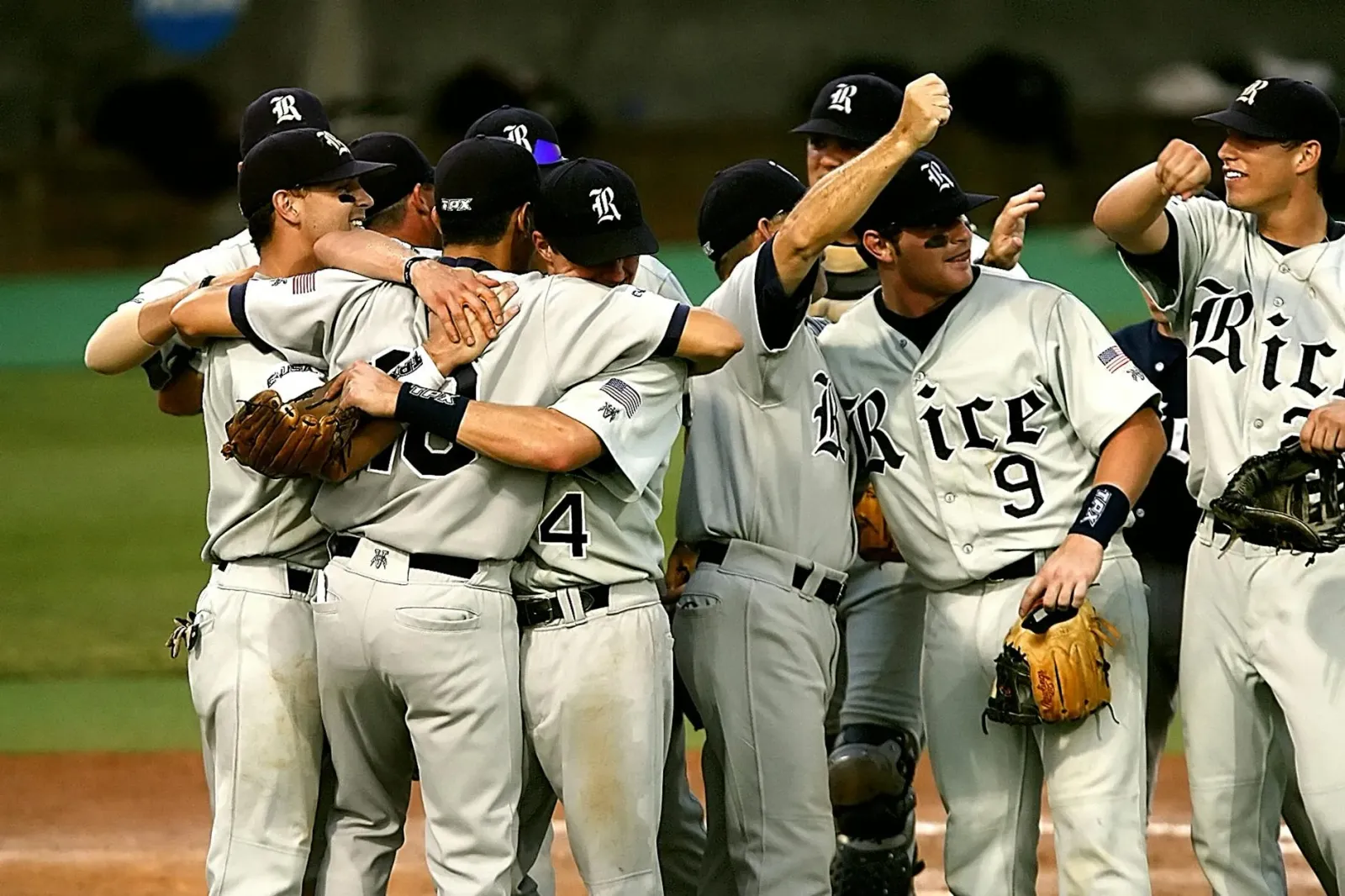 Atleta beisebol halo festa iha campo durante partidu ne'ebé di'ak, hanesan Logan Webb iha Giants