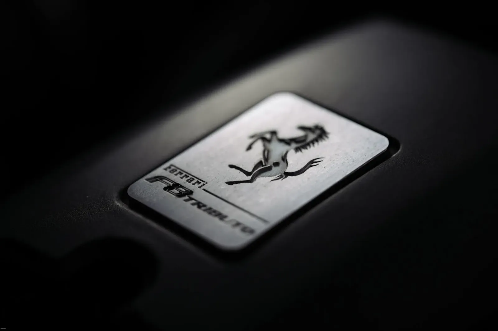 Imajen husi Ferrari Luce, EV foun husi Ferrari, ho desen futurístiku husi Jony Ive, iha dalan ho kor vermelhu no detalhe aero