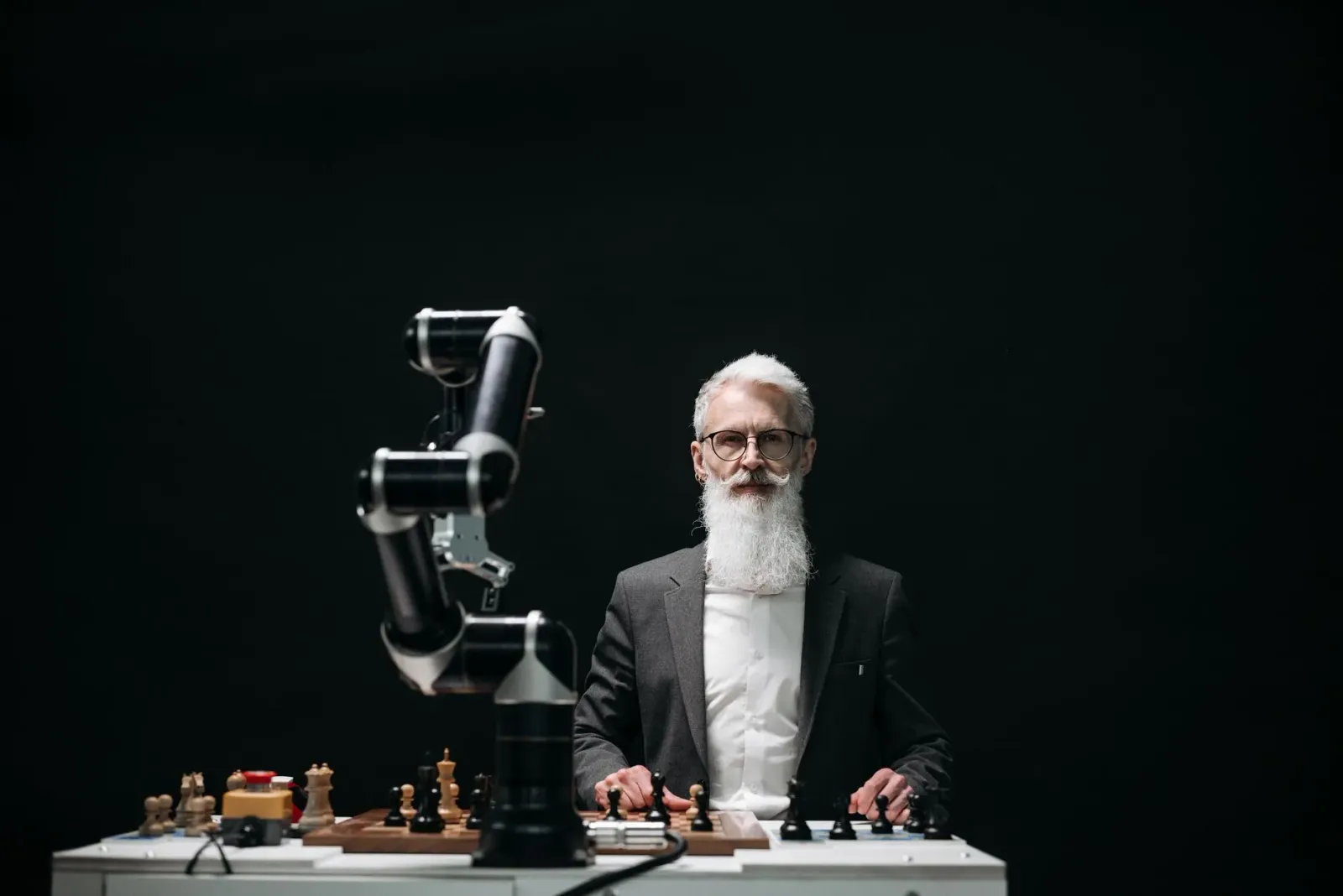 Ema ida uza smart glasses iha tribunal, ho juiz no advogadu sira iha fundu, hatudu katak AI glasses bandu hela iha tribunal t