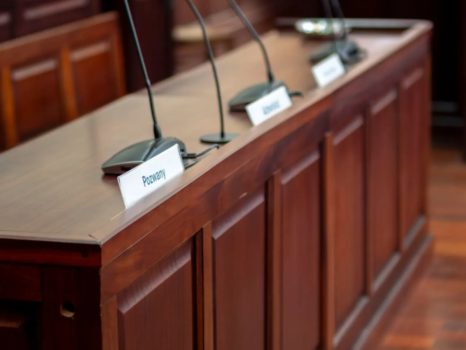 Juiz sira iha tribunal apelu rona argumentu husi advogadu sira kona-ba dekreto exekutivu, iha sala tribunal ne'ebé formal