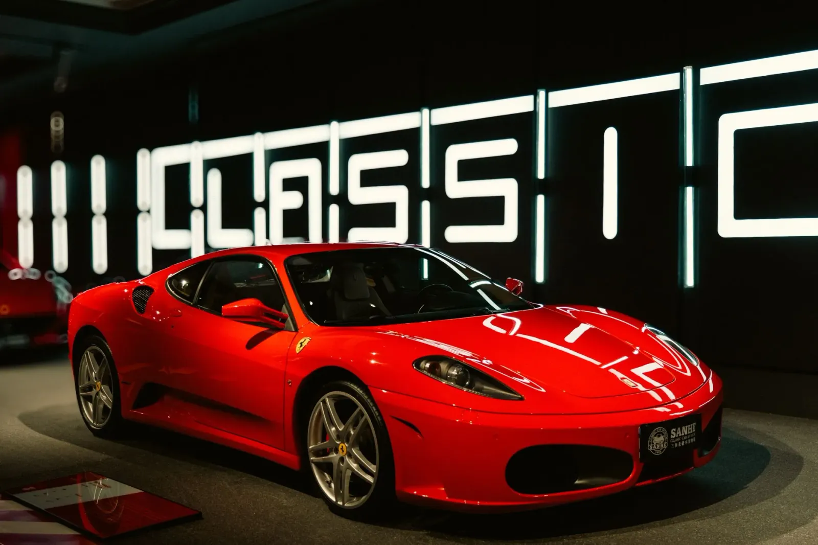 Ferrari Luce karreta elétriku desenhu husi Jony Ive ho forma futurístiku, iha kor mean no prateadu, iha estrada