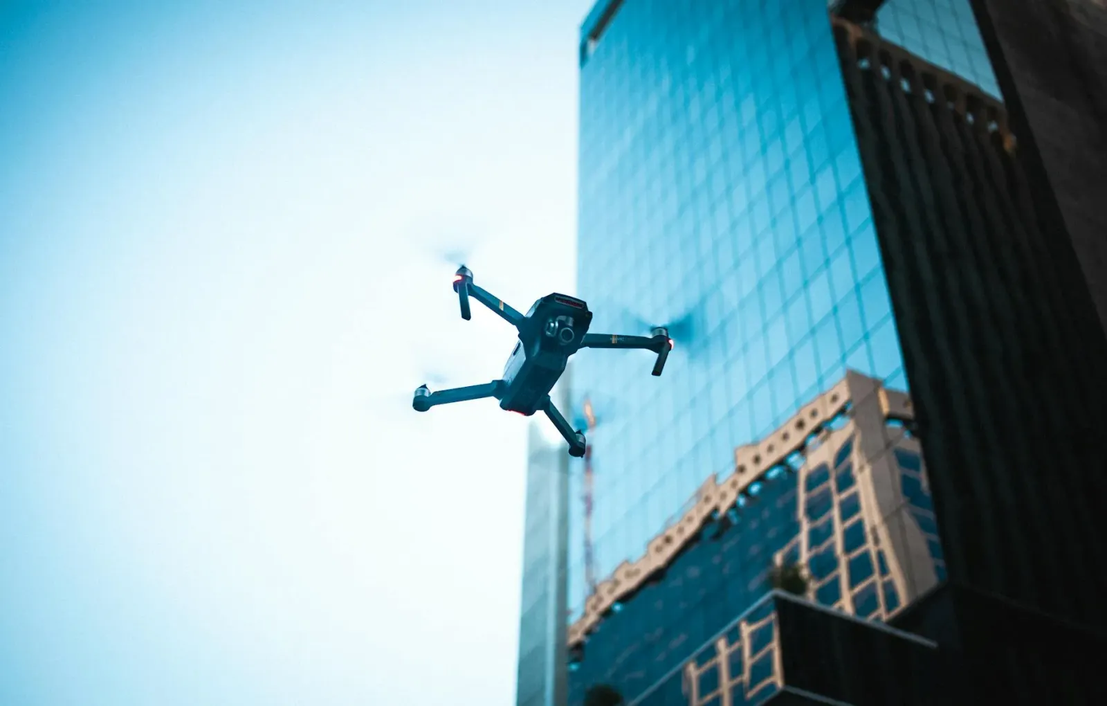 Drone ida haleu hela iha lalehan cidade nia leten, hatudu ameasa teknolojia drone ba seguransa sivil no sidade nia infraestru