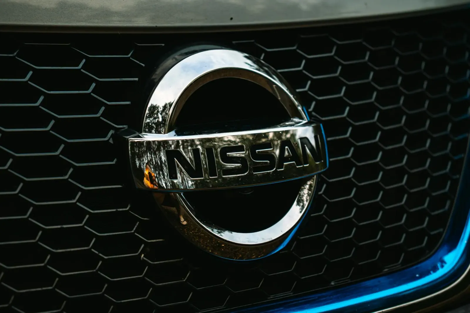 Imajen ida husi fábrica Nissan iha Sunderland, UK, ho bandeira no karreta sira, hatudu parséria foun ho Chery Group ba produs