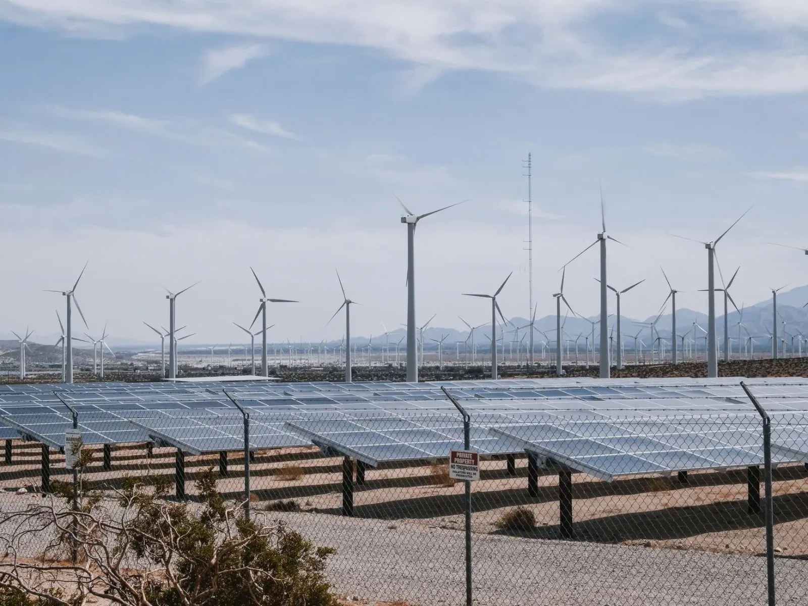 Painél solar no turbina ventu iha kampu enerjia renóvavel iha Índia, hatudu oportunidade investimentu ba futuru negósiu